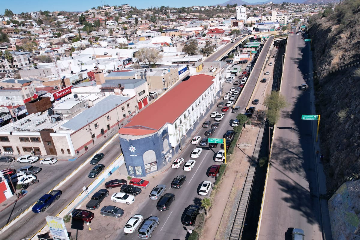 Fin de semana largo satura garitas de Nogales Filas de hasta 2 horas para cruzar a EEUU: consulta los tiempos de espera