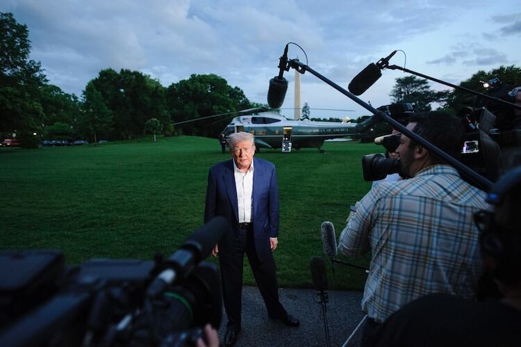 El presidente Donald Trump habla con periodistas después de desembarcar del Marine One a su llegada al jardín sur de la Casa Blanca en Washington, el domingo 4 de mayo de 2025. | Crédito: AP