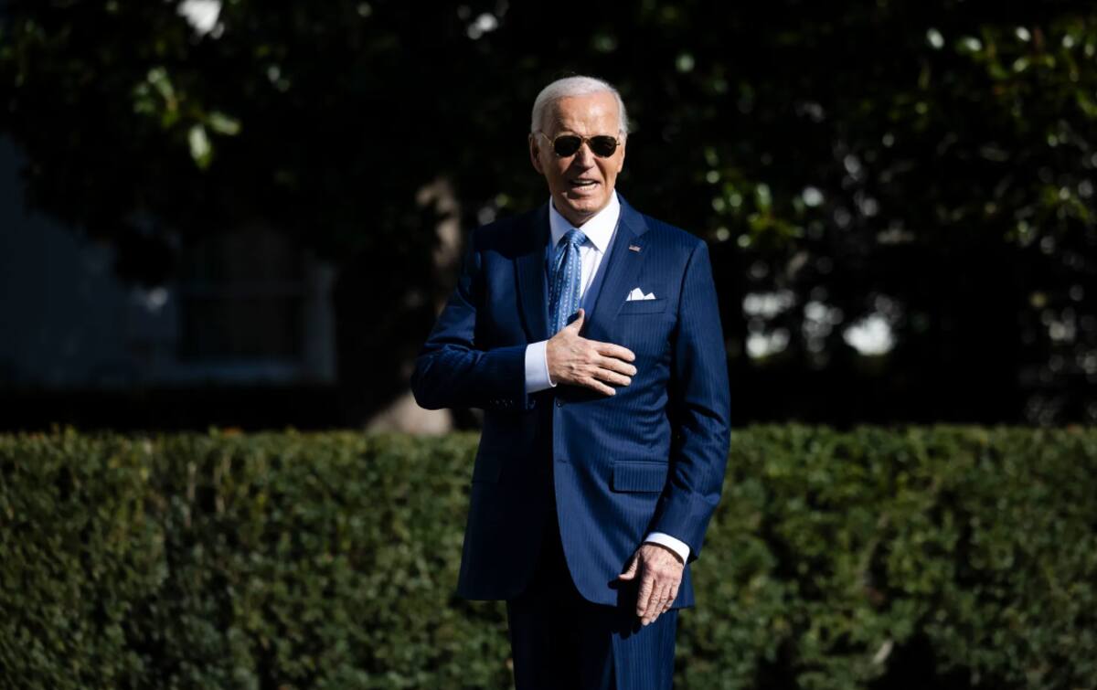 El presidente de Estados Unidos, Joe Biden, gesticula tras indultar a los pavos nacionales de Acción de Gracias, Peach y Blossom de Minnesota. EFE/EPA/TIERNEY L. CROSS/POOL
