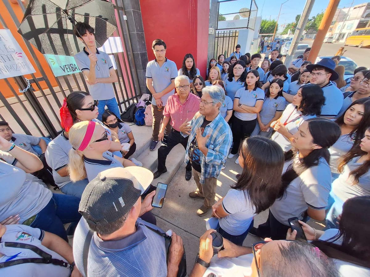 Cierran alumnos del Creson su escuela; Acusan a docente de malas praxis