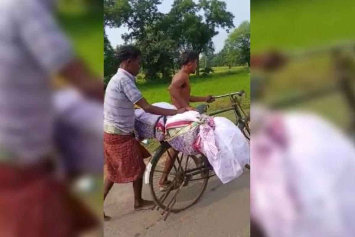 Sin apoyo, hermanos cargan cuerpo de hermana fallecida en bicicleta