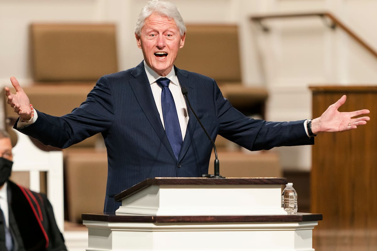 ARCHIVO - En esta foto de archivo del 27 de enero de 2021, el expresidente Bill Clinton habla durante los servicios funerarios de Henry "Hank" Aaron, en la Iglesia Bautista de la Amistad, en Atlanta. | Crédito: Kevin D. Liles/Atlanta Braves vía AP, Pool, archivo