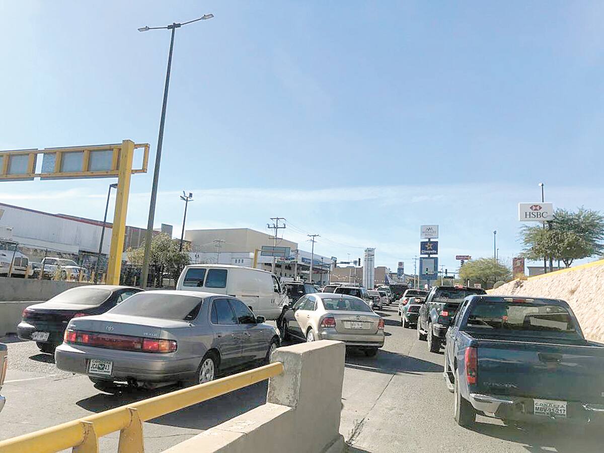 El alto número de autos "chocolates" es una las causas del aumento de tráfico.