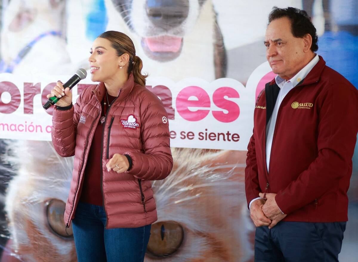 La gobernadora Marina del Pilar Avila Olmeda y el Secretario de Salud en el Estado, Adrián Medina Amarillas, durante la jornada Corazones, en colonias populares de Maneadero, en Ensenada.