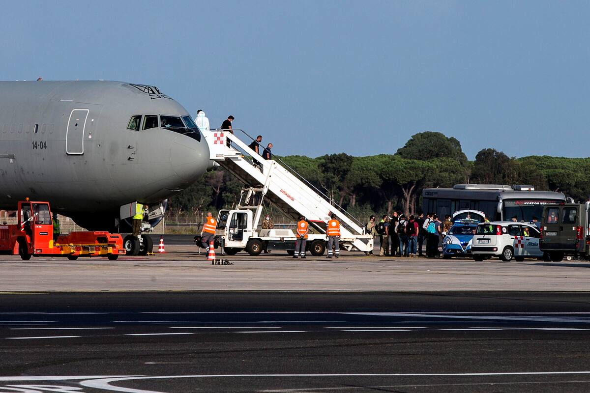 Italia instala campamento temporal para refugiados provenientes de Afganistán