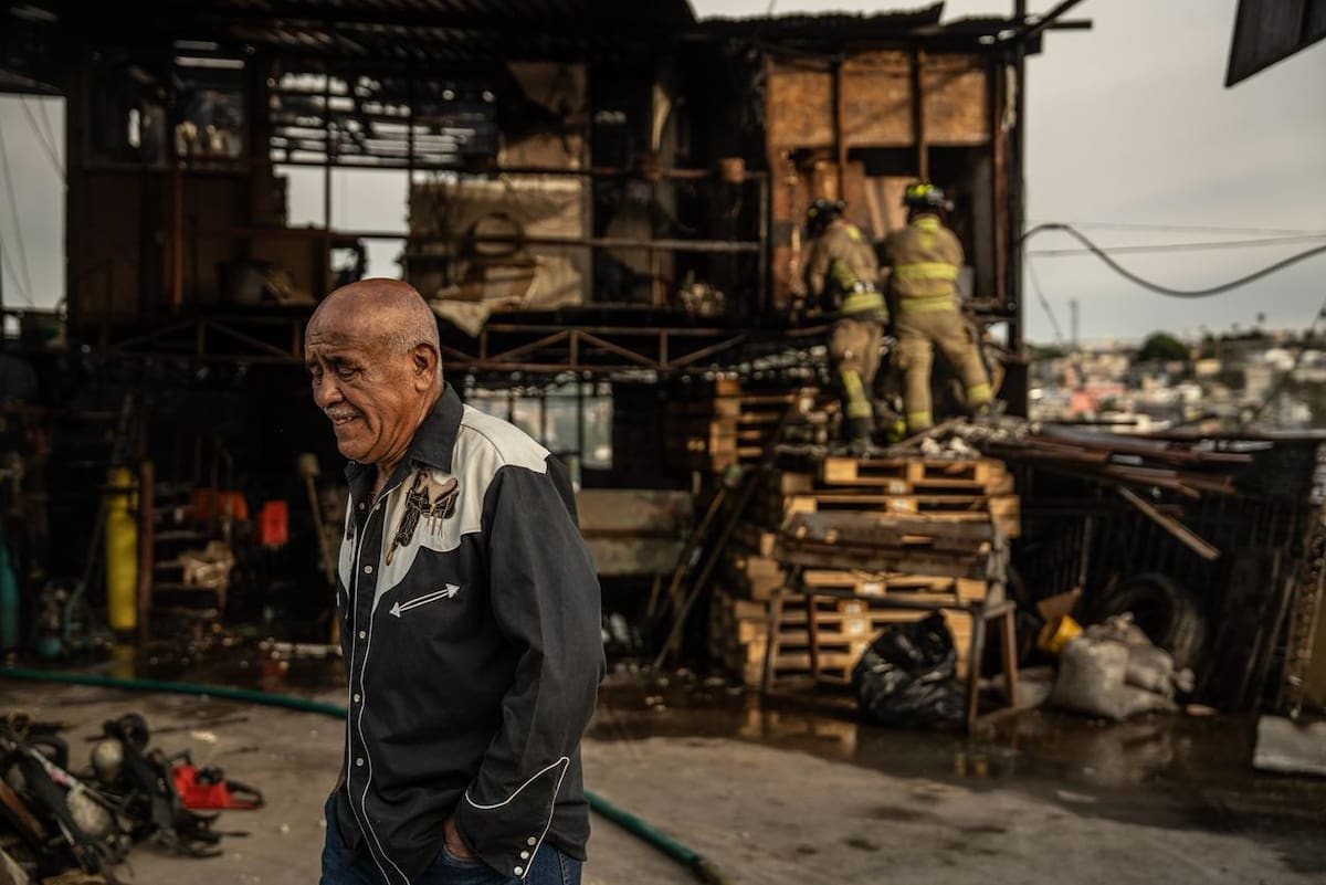 Un incendio que inició como quema de basura se propagó y consumió una vivienda, además de causar daños parciales en otra, en la colonia Del Río. Foto: Border Zoom