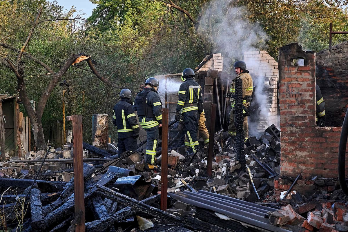 Rescatistas ucranianos trabajan en el lugar de un ataque con drones en Járkov, noreste de Ucrania, el 4 de junio de 2025, en medio de la invasión rusa. Al menos una persona resultó herida y se produjeron incendios a gran escala en zonas industriales después de que las fuerzas rusas lanzaran un ataque nocturno contra Járkov con nueve drones "Shahed" y dos misiles, según informó el alcalde de Járkov, Ihor Terekhov, en un telegrama. (Rusia, Ucrania) EFE/EPA/SERGEY KOZLOV
