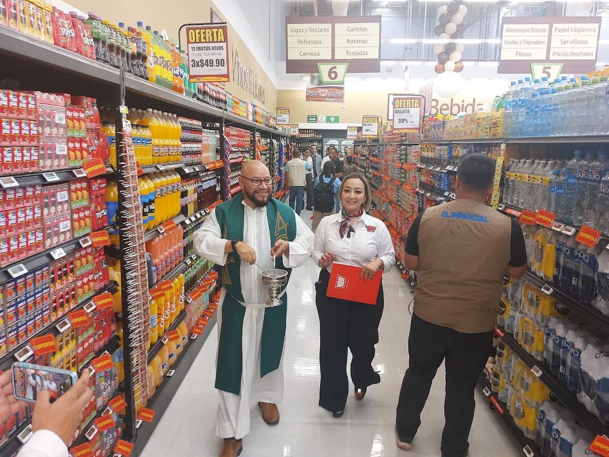 El sacerdote Omar Pzinzun Medina bendijo la tienda tras lainauguración.