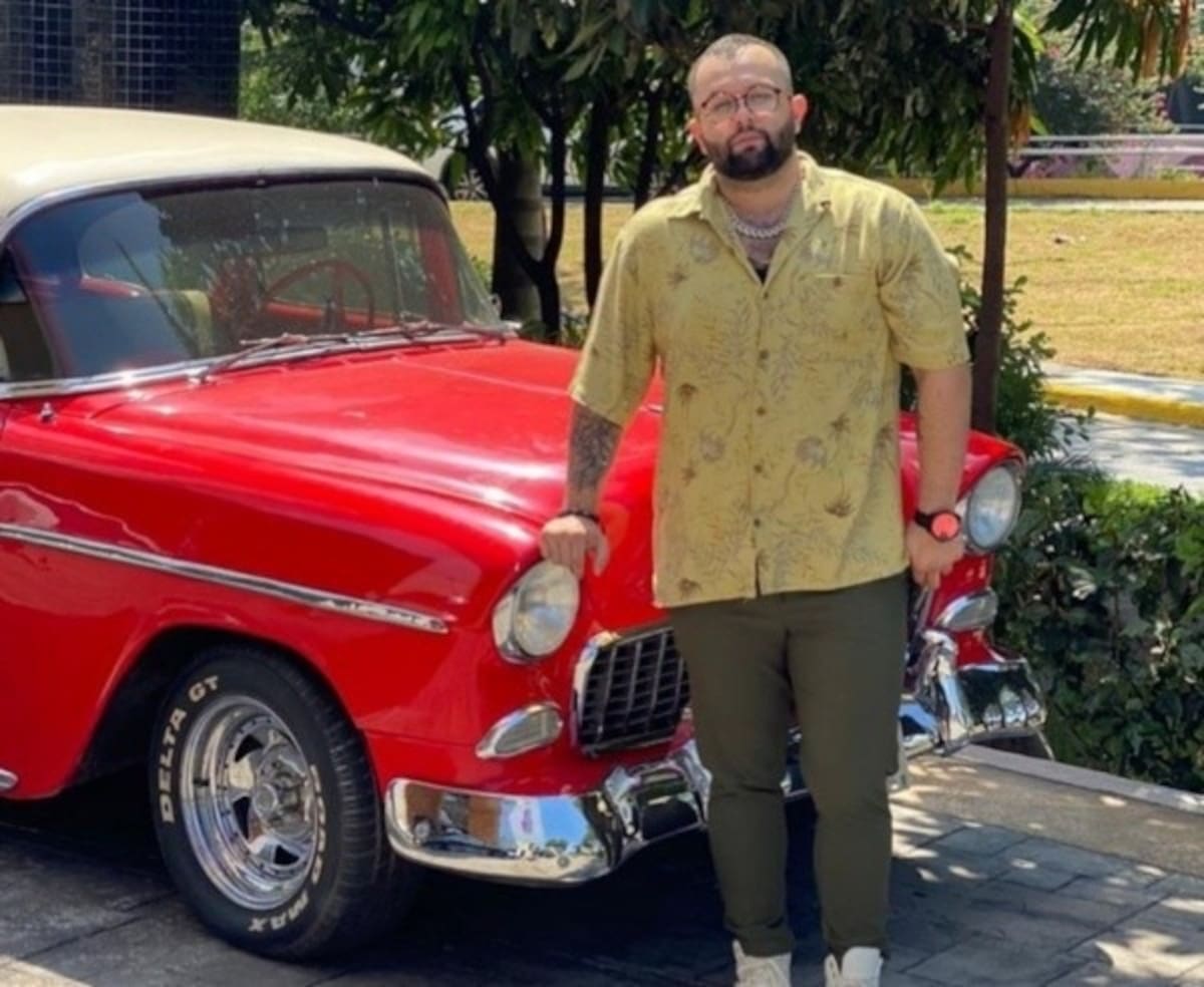 Carín León junto a su Chevrolet Bel Air 1955.
