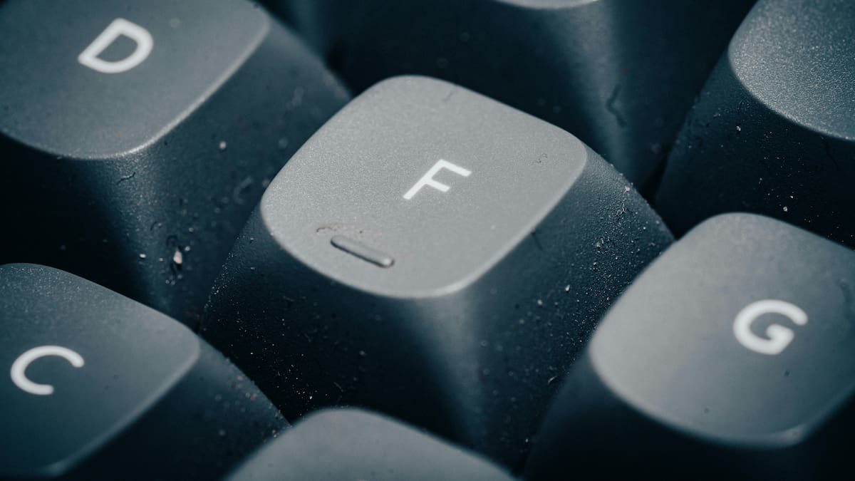¿Para qué sirven las rayitas en las teclas F y J del teclado? El diseño funciona como una guía táctil para colocar los dedos sin mirar y escribir más rápido con mayor precisión en computadoras y laptops desde hace décadas
