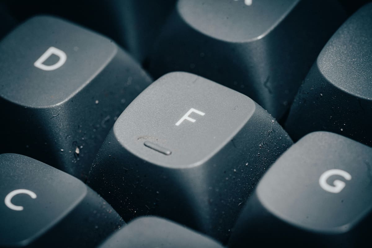 ¿Para qué sirven las rayitas en las teclas F y J del teclado? El diseño funciona como una guía táctil para colocar los dedos sin mirar y escribir más rápido con mayor precisión en computadoras y laptops desde hace décadas