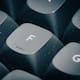 ¿Para qué sirven las rayitas en las teclas F y J del teclado? El diseño funciona como una guía táctil para colocar los dedos sin mirar y escribir más rápido con mayor precisión en computadoras y laptops desde hace décadas