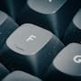 ¿Para qué sirven las rayitas en las teclas F y J del teclado? El diseño funciona como una guía táctil para colocar los dedos sin mirar y escribir más rápido con mayor precisión en computadoras y laptops desde hace décadas