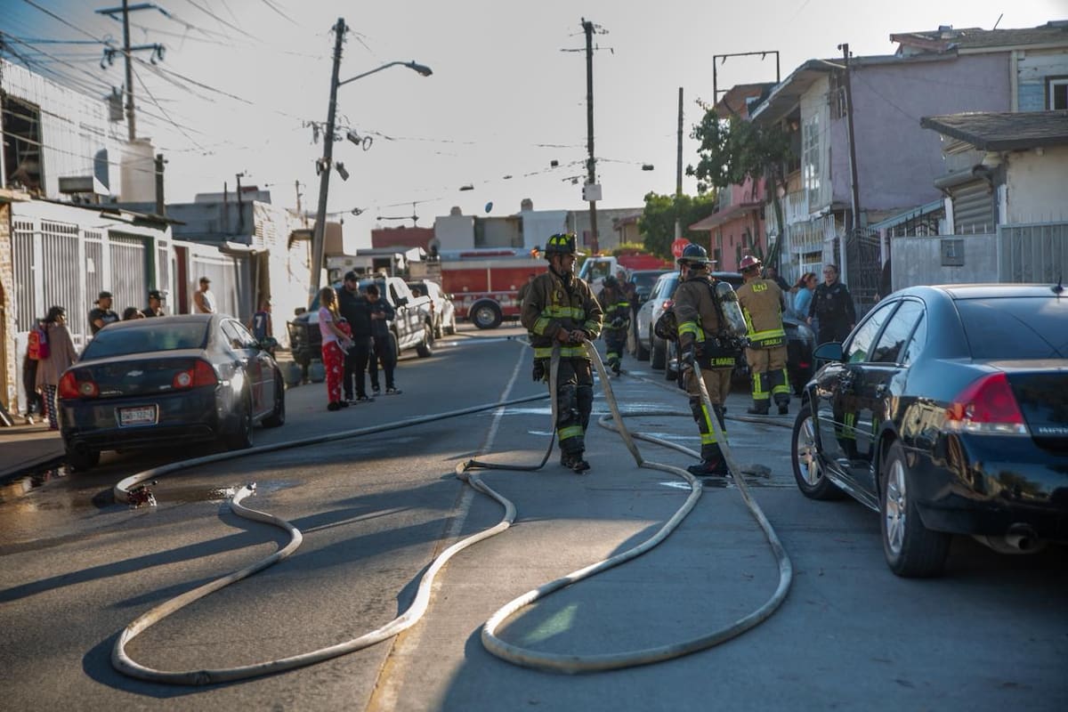 Consume incendio vivienda en colonia Nueva Tijuana