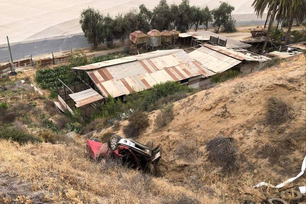 Mueren dos por volcadura en Ensenada