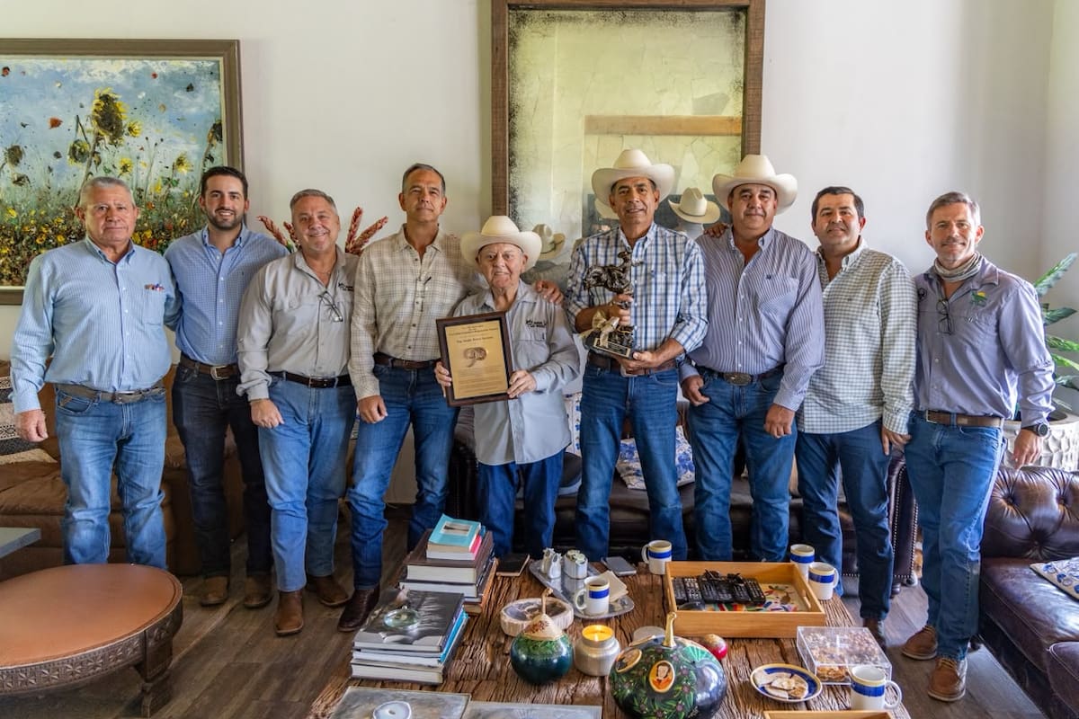 UGRS reconoce a Sergio Torres Serrano, impulsor de la primera ExpoGan de Sonora