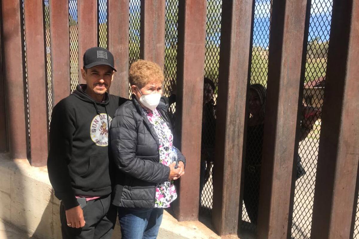 Familia se reencuentra en la barda fronteriza