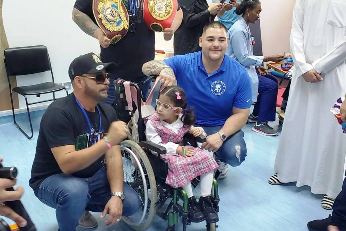 Andy Ruiz regala dulces a niños en Arabia Saudita
