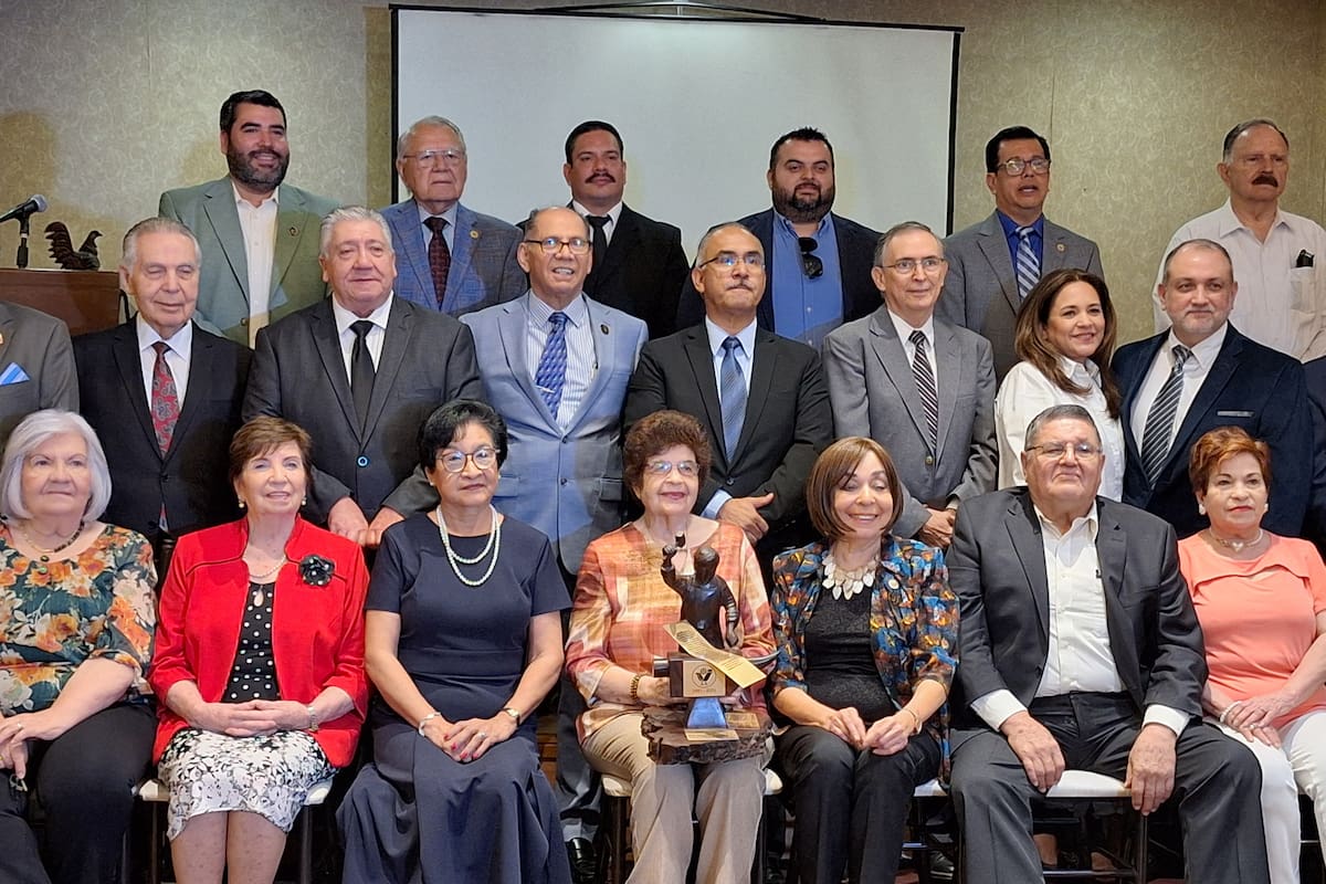 Martha Aguayo de Uruchurtu recibe el nombramiento de Forjador 2025 por su labor altruista