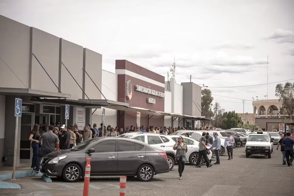 Extienden periodo para revalidar placas en BC