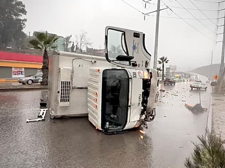 Volcadura de camión desata tráfico intenso