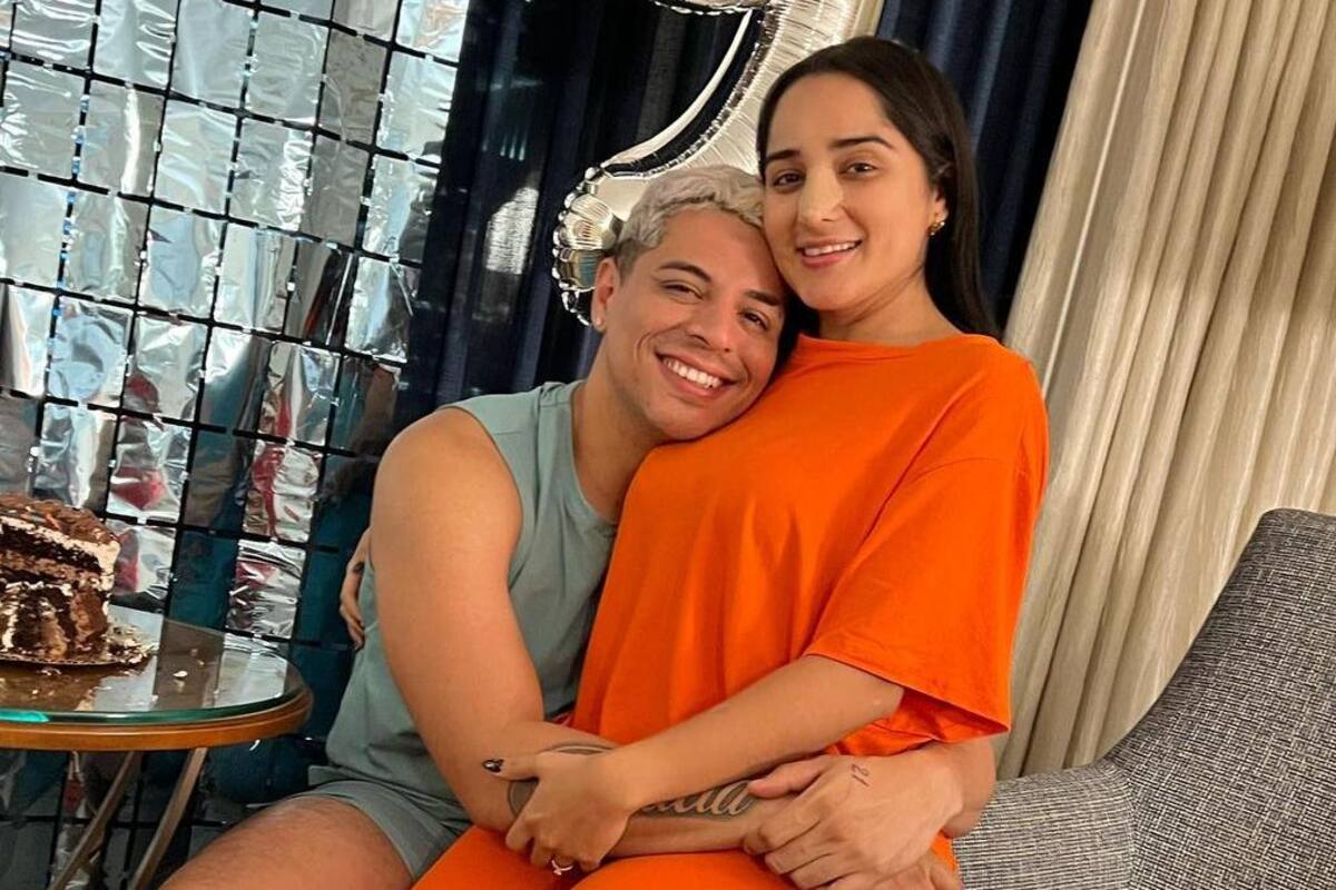 Esposa de Eduin Caz publica video con apasionado beso con el cantante
