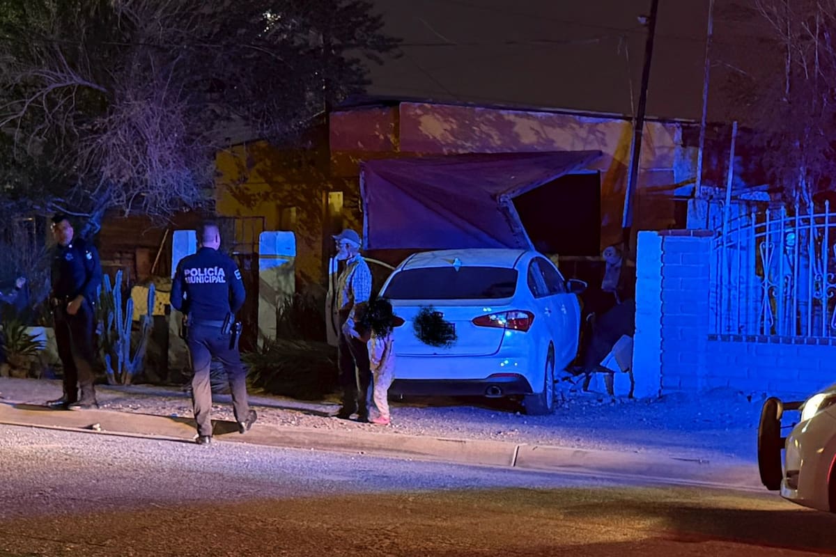 Conductora pierde el control y termina dentro de una vivienda