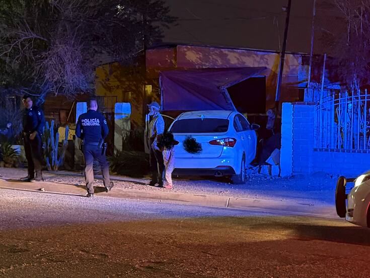 Conductora pierde el control y termina dentro de una vivienda