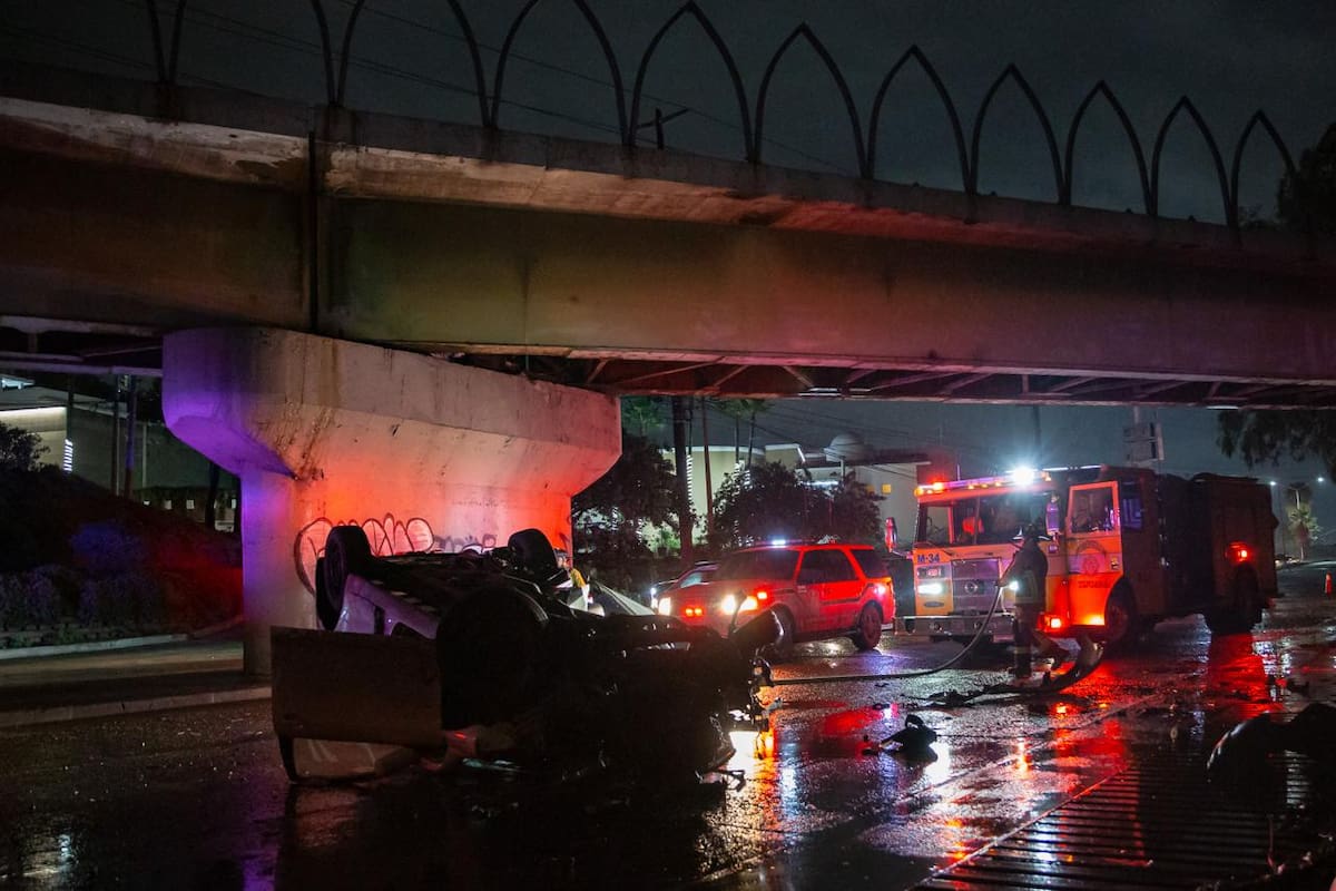 El accidente ocurrió sobre pavimento mojado; ambos ocupantes fueron trasladados a un hospital. Foto: Border Zoom