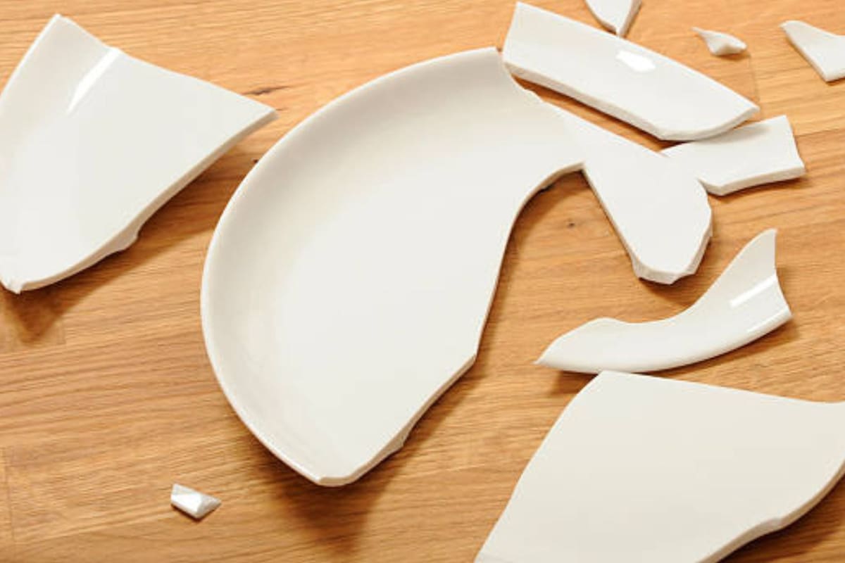 Por qué no debes conservar vajilla rota en tu hogar