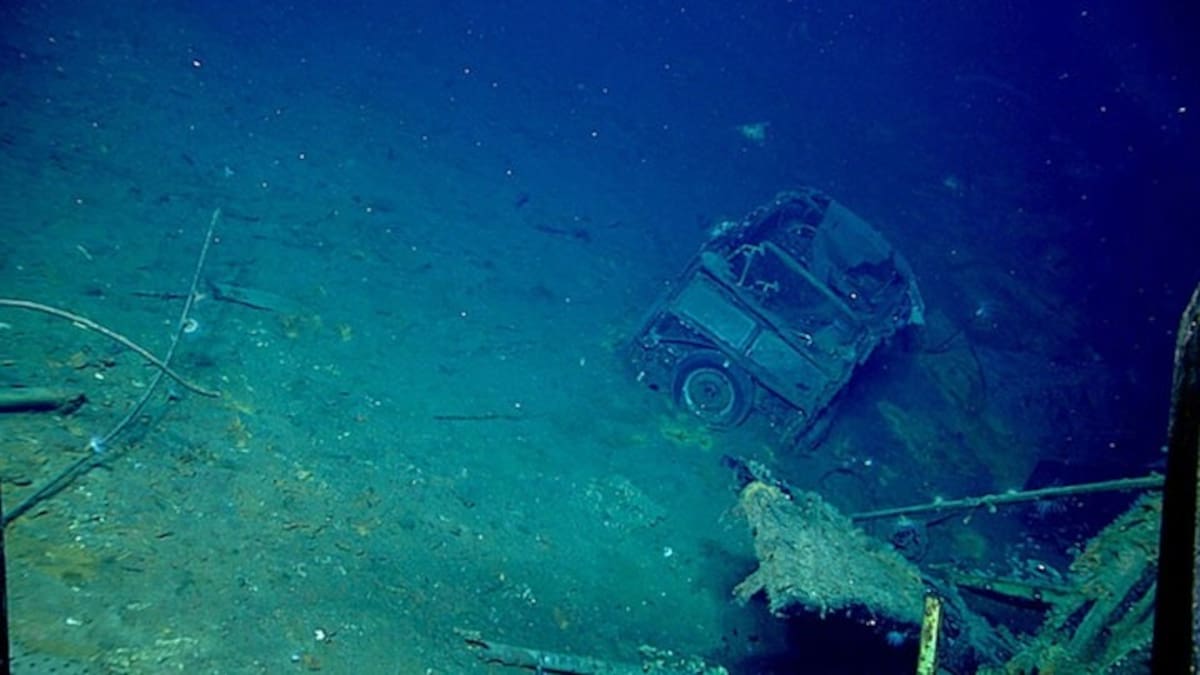 Descubren automóvil Ford de 1940 en el fondo del océano junto al USS Yorktown, hundido en la Segunda Guerra Mundial (NOAA Ocean Exploration, 2025 Beyond the Blue)