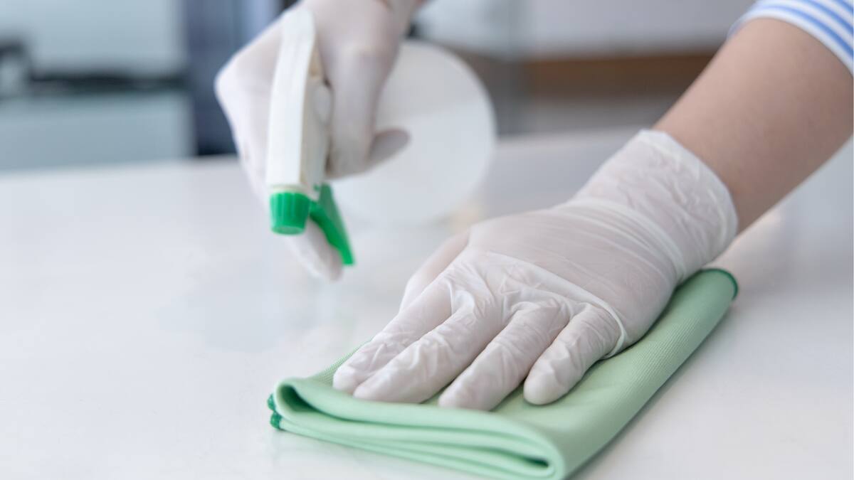 Esta combinación desinfecta, blanquea y desengrasa superficies como pisos, baños, tablas de cortar y manchas de ropa/Foto: Canva