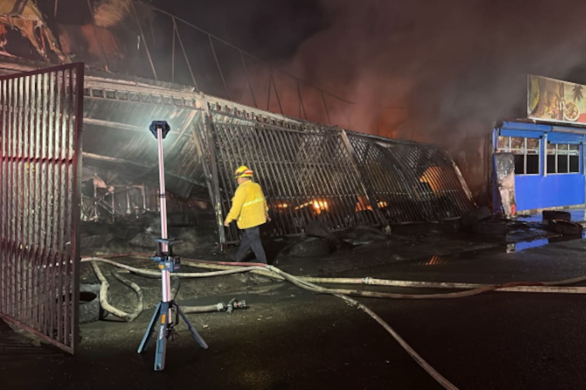 Voraz incendio consume llantera en la Nacionalista