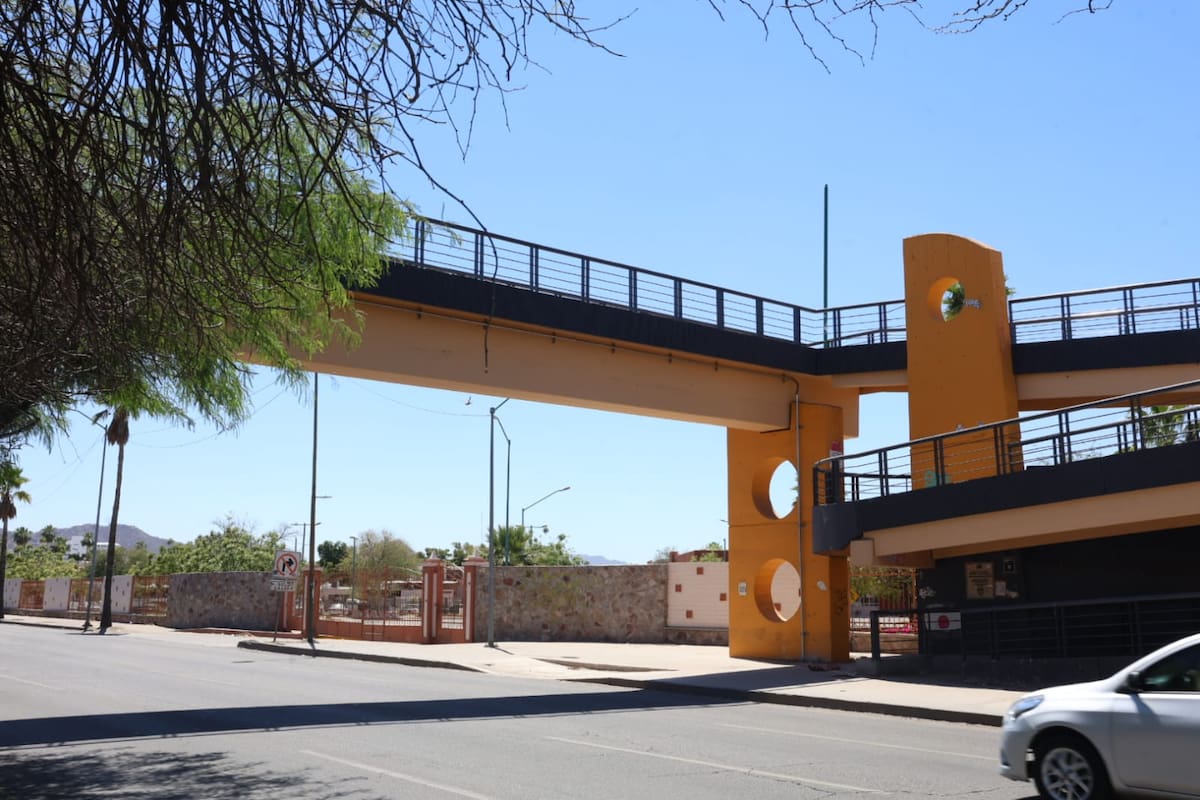 Joven cae de puente peatonal frente a la Unison y resulta lesionado