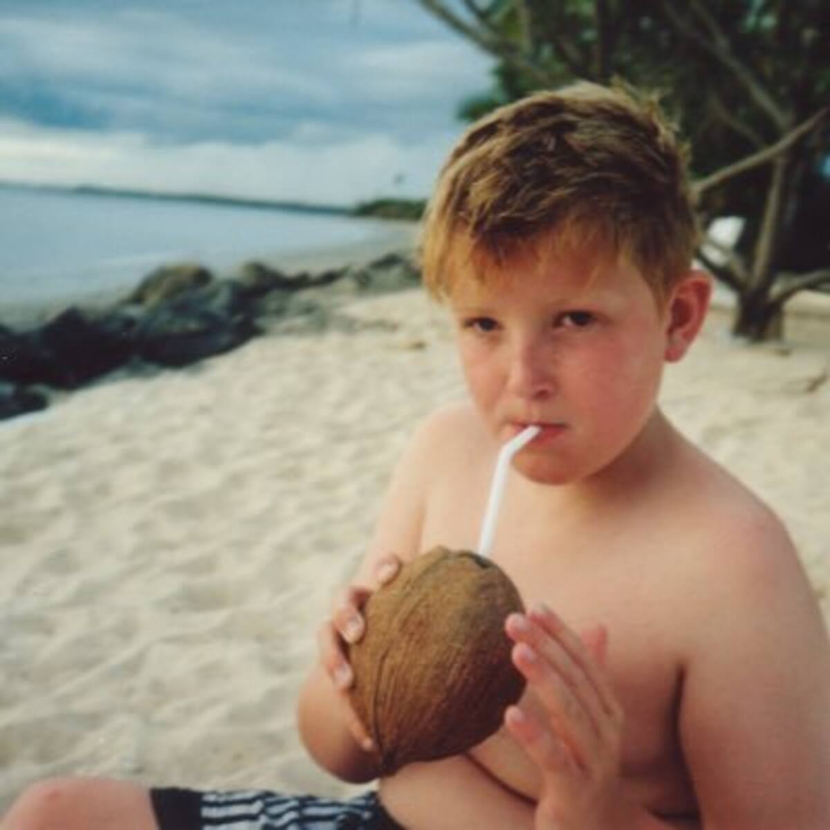 Rory Sykes, durante su infancia, conocido por su participación en el programa infantil 'Kiddy Kapers'.