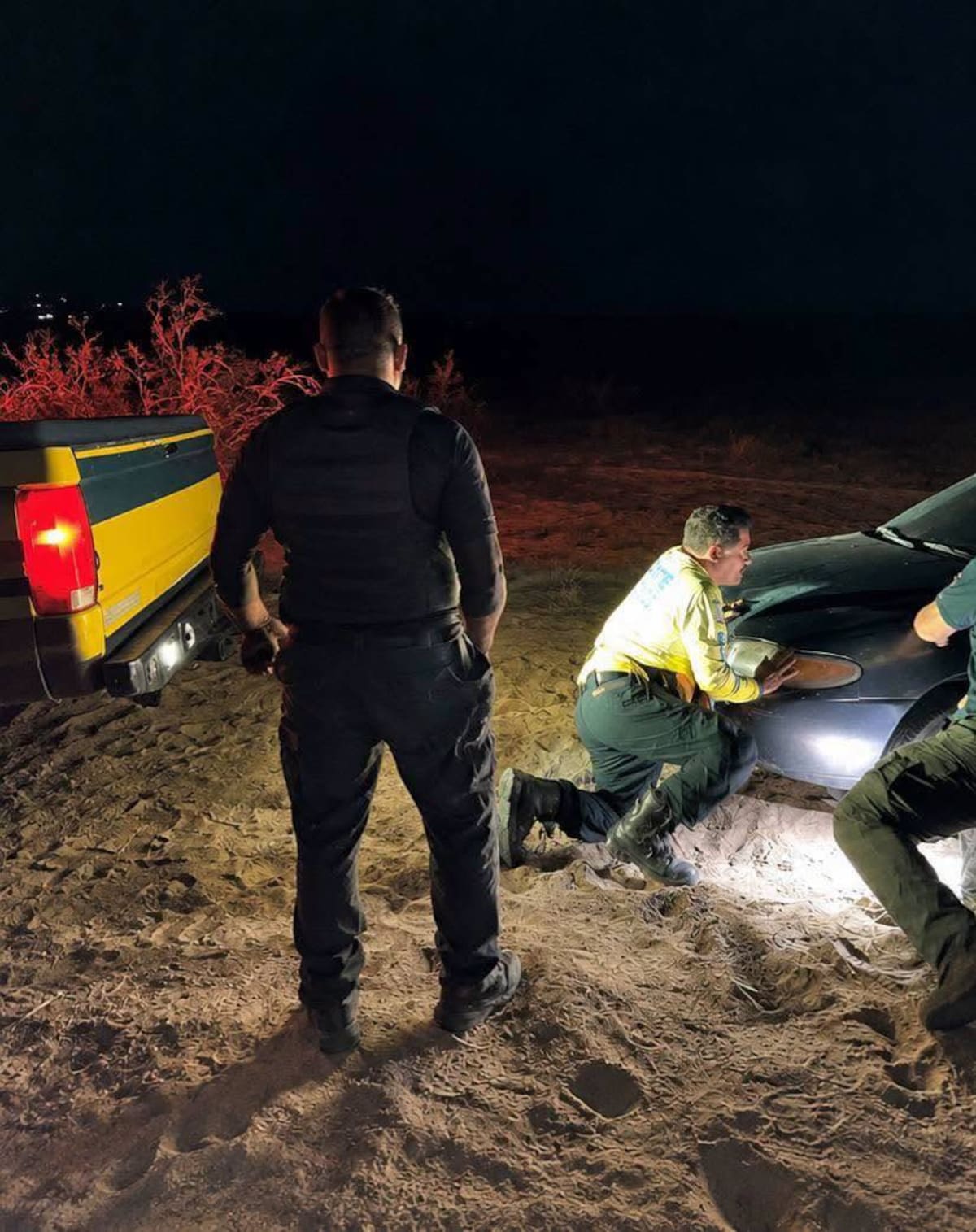 Rescate Aguiluchos informó que cuatro personas quedaron varadas luego de que los carros en los que se trasladaban se atascaran mientras realizaban la búsqueda de su familiar que llevaba más de 12 horas extraviado. Foto: Cortesía