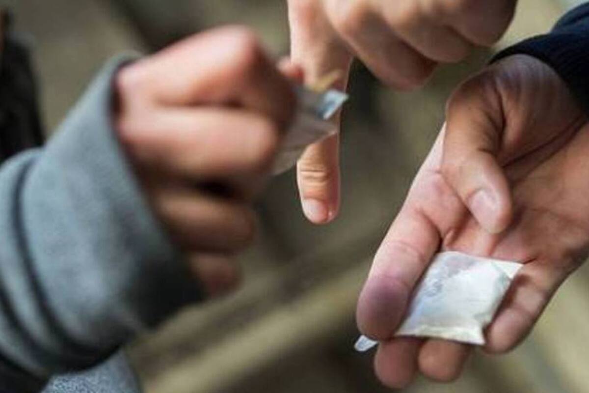 Pareja es detenida con envoltorios de "crystal" en Av. Reforma