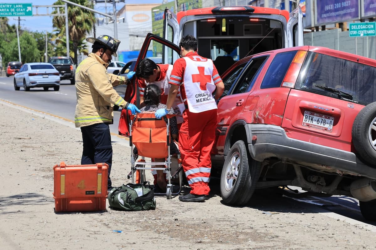 Paramédicos de la Cruz Roja acudieron al lugar para brindar atención a los involucrados. Foto: Sergio Ortiz