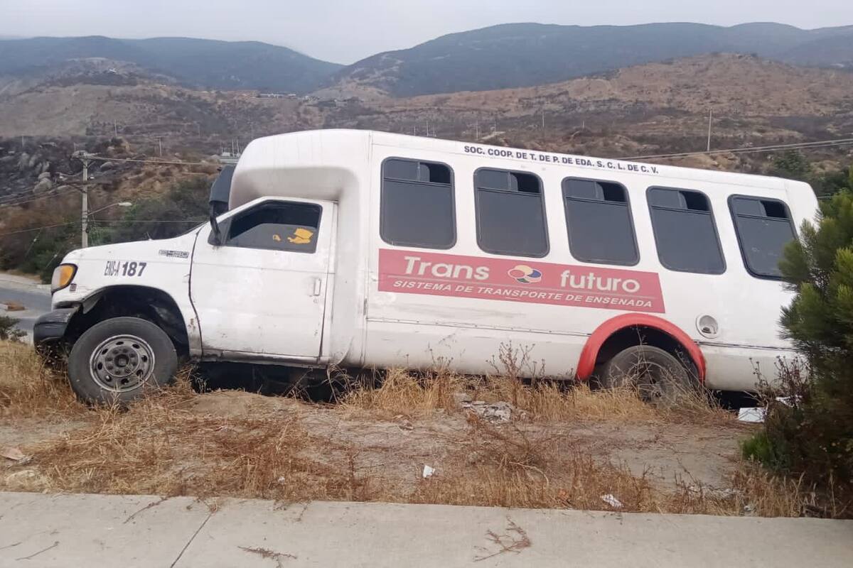 Camión con 16 pasajeros se queda sin frenos en Ensenada