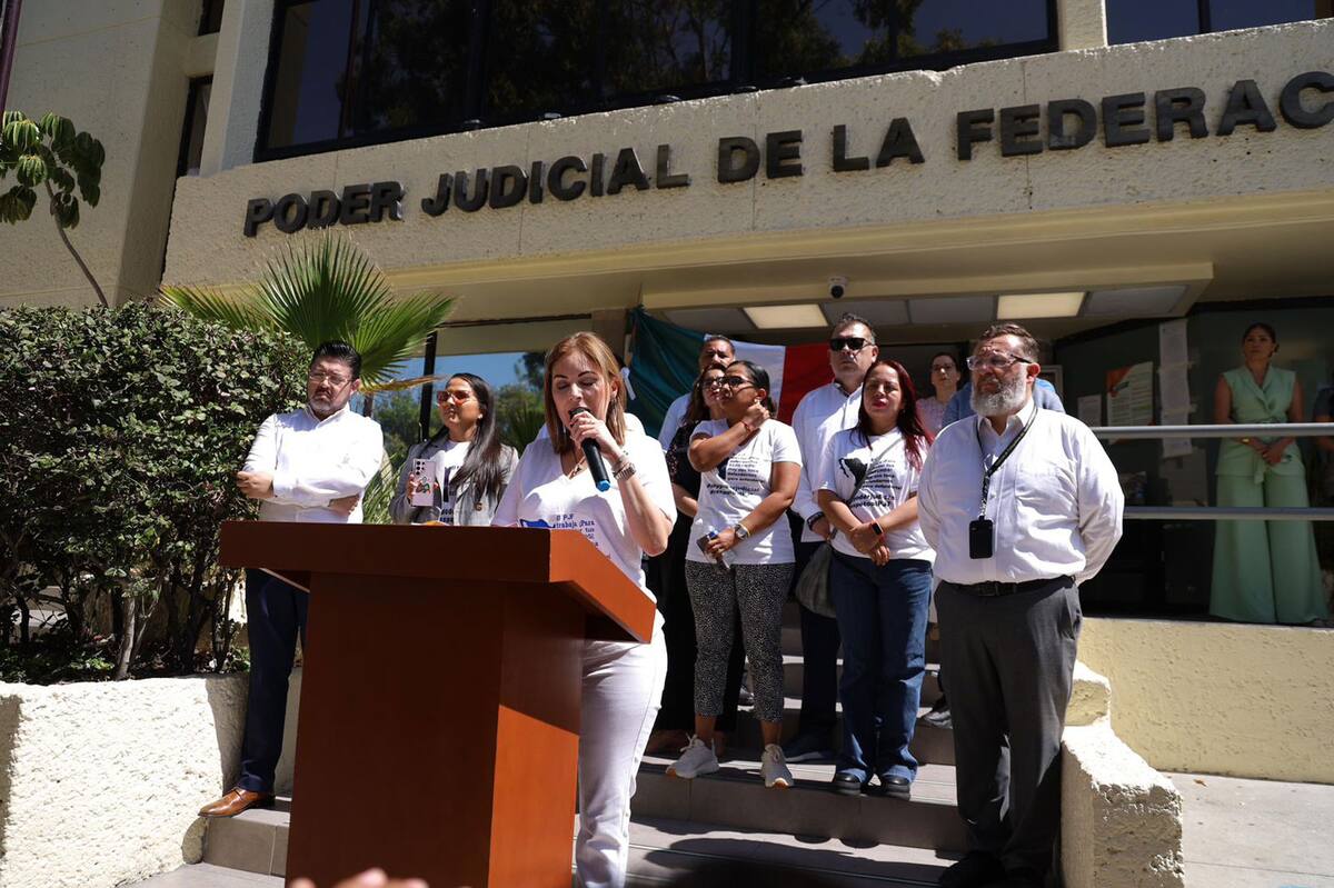 Afuera de las instalaciones del Poder Judicial en Zona del Río, los inconformes realizaron un pronunciamiento sobre la reforma al Poder Judicial. Foto: Glenn Sanchez