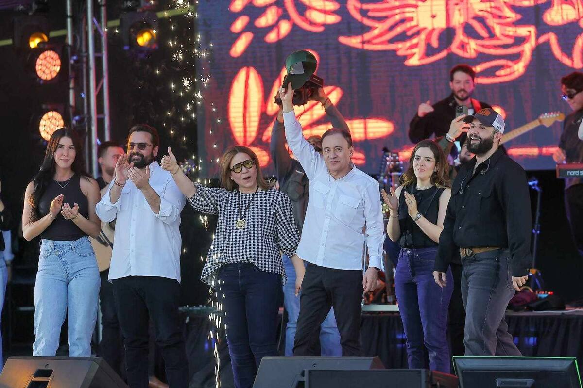 Gobernador Alfonso Durazo y cantante hermosillense Carín León dan unas palabras en inauguración de La Sauceda