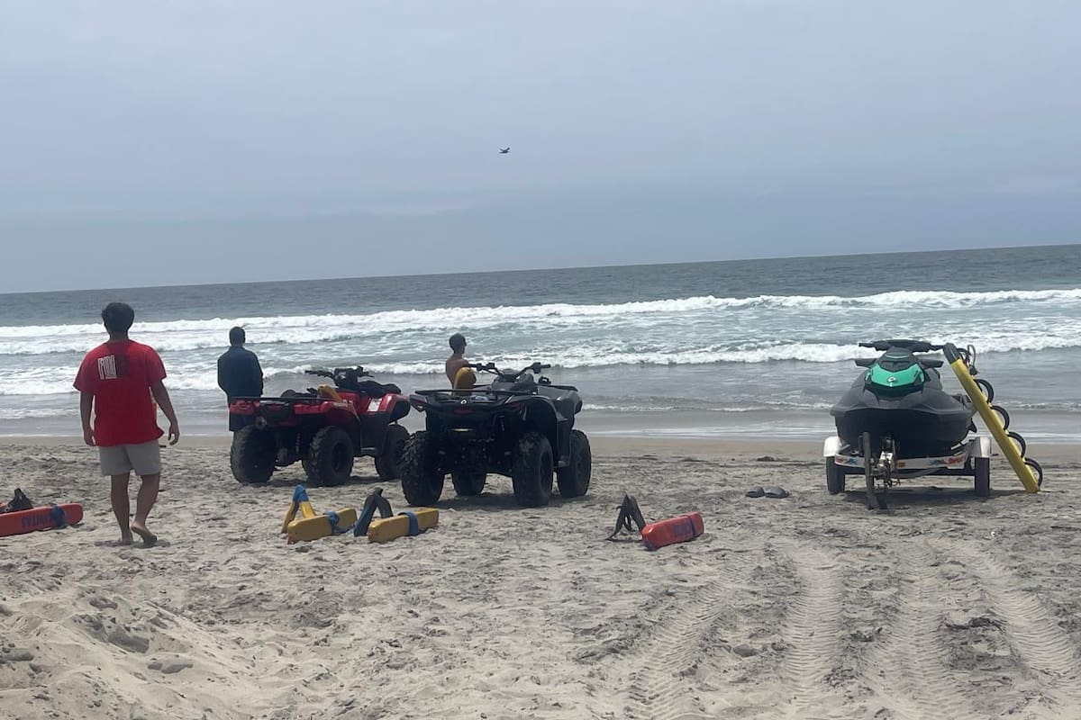 Oleaje elevado y corrientes peligrosas mantienen en alerta a salvavidas en playas de Rosarito