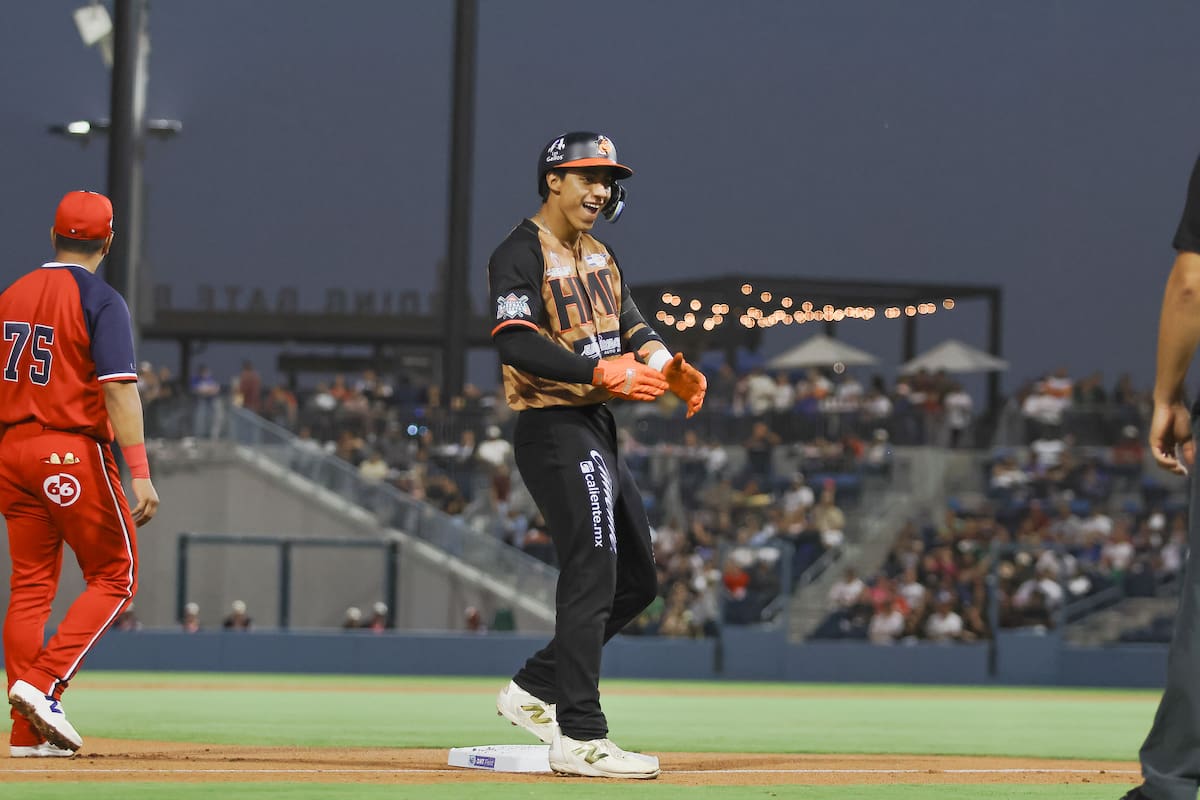 Eduardo Ozuna celebra con sus compañeros al llegar a la tercera base. (Foto: Cortesía Naranjeros)
