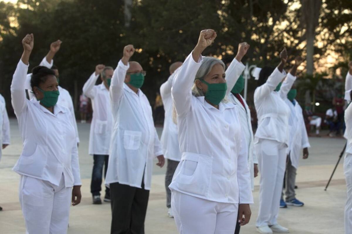 Médicos cubanos ayudan al mundo contra el COVID-19, EU los critica