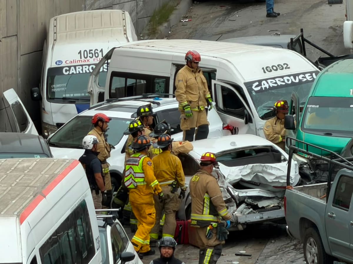 El accidente ocurrió a la altura del puente de la llantera Jaramillo. Equipos de emergencia atendían a decenas de personas y reportaban posibles atrapados. Foto: Border Zoom