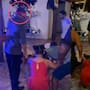 “El hombre traía los ojos vendados”: Cumpleañero rompe la piñata al primer intento y todos se lanzan por los dulces, hasta lo tiran de cara al suelo