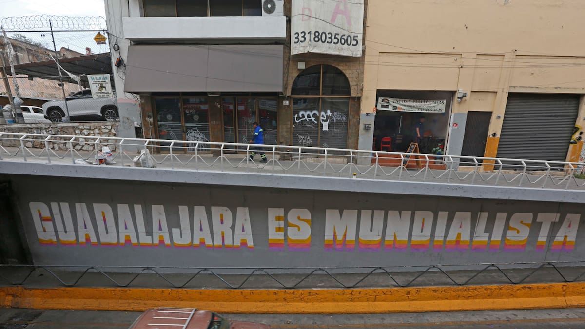 Detienen y sancionan con servicio comunitario a tres jóvenes que realizaron grafitis en el mural “Guadalajara es mundialista” como parte de un acuerdo con el Gobierno de Guadalajara para reparar el daño