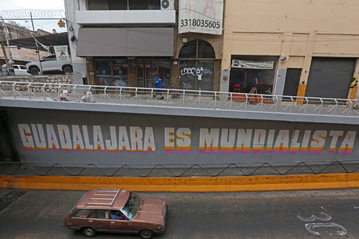 Detienen y sancionan con servicio comunitario a tres jóvenes que realizaron grafitis en el mural “Guadalajara es mundialista” como parte de un acuerdo con el Gobierno de Guadalajara para reparar el daño