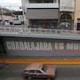 Detienen y sancionan con servicio comunitario a tres jóvenes que realizaron grafitis en el mural “Guadalajara es mundialista” como parte de un acuerdo con el Gobierno de Guadalajara para reparar el daño