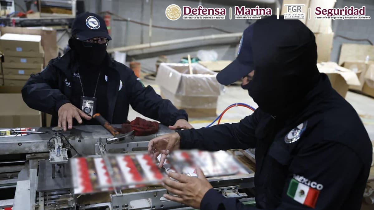 Además de los cigarros, las autoridades localizaron cuatro máquinas, 293 cajas con filtros, más de 4 mil 800 rollos de papel y dos vehículos. @OHarfuch
